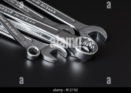 Satz von Ring- und Gabelschlüssel auf schwarzem Hintergrund closeup Stockfoto