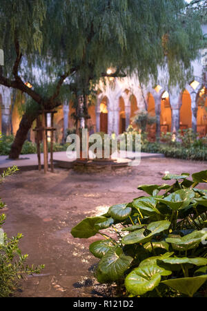 Kreuzgang neben der Kirche von San Francesco/Chiostro di San Francesco im Stadtzentrum von Sorrent auf die Amalfi Küste. Nach dem Regen fotografiert. Stockfoto