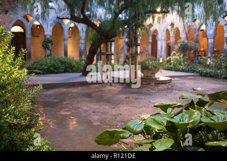 Die herrliche open air Kloster neben der Kirche von San Francesco/Chiostro di San Francesco im Stadtzentrum von Sorrent auf die Amalfi Küste. Stockfoto