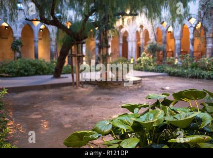 Kreuzgang neben der Kirche von San Francesco/Chiostro di San Francesco im Stadtzentrum von Sorrent auf die Amalfi Küste. Nach dem Regen fotografiert. Stockfoto