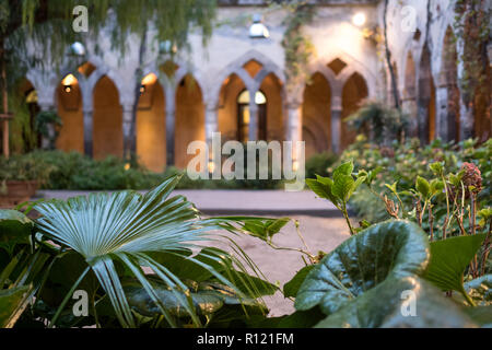 Die herrliche open air Kloster neben der Kirche von San Francesco/Chiostro di San Francesco im Stadtzentrum von Sorrent auf die Amalfi Küste. Stockfoto