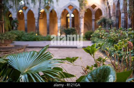 Die herrliche open air Kloster neben der Kirche von San Francesco/Chiostro di San Francesco im Stadtzentrum von Sorrent auf die Amalfi Küste. Stockfoto