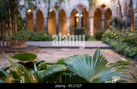 Kreuzgang neben der Kirche von San Francesco/Chiostro di San Francesco im Stadtzentrum von Sorrent auf die Amalfi Küste. Nach dem Regen fotografiert. Stockfoto