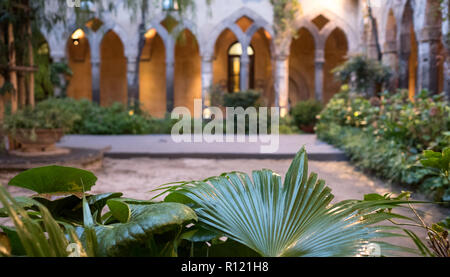 Die herrliche open air Kloster neben der Kirche von San Francesco/Chiostro di San Francesco im Stadtzentrum von Sorrent auf die Amalfi Küste. Stockfoto