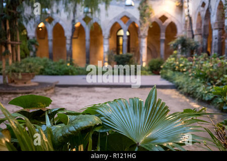 Kreuzgang neben der Kirche von San Francesco/Chiostro di San Francesco im Stadtzentrum von Sorrent auf die Amalfi Küste. Nach dem Regen fotografiert. Stockfoto