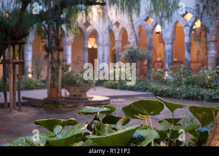 Kreuzgang neben der Kirche von San Francesco/Chiostro di San Francesco im Stadtzentrum von Sorrent auf die Amalfi Küste. Nach dem Regen fotografiert. Stockfoto