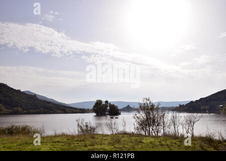 Lac du Salagou, Herault, Languedoc, Südfrankreich. Der See wurde 1968 erstellt, wenn ein Damm über den Fluss Salagou errichtet wurde. Stockfoto