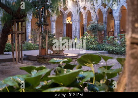 Kreuzgang neben der Kirche von San Francesco/Chiostro di San Francesco im Stadtzentrum von Sorrent auf die Amalfi Küste. Nach dem Regen fotografiert. Stockfoto