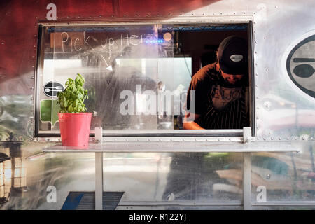 Mann kochen im Wohnmobil essen Lkw Stockfoto