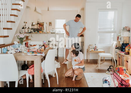 Eltern mit Töchter zu Hause Stockfoto