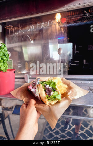 Salat wrap, aus dem Fenster der Nahrung Lkw gesammelt Stockfoto