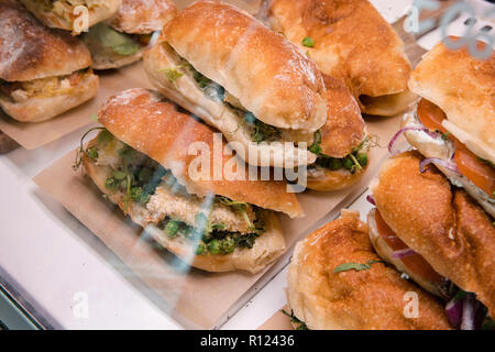 Stapel von Sandwiches in einem Coffee shop Vitrine. Es gibt eine Vielzahl von zu wählen. Stockfoto