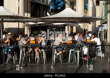 06.05.2018, Sydney, New South Wales, Australien - Leute sitzen in einem Restaurant entlang Circular Quay in Sydney Hafen. Stockfoto