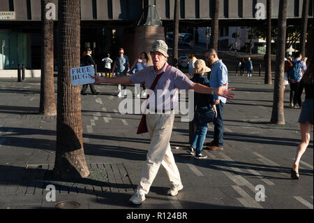 06.05.2018, Sydney, New South Wales, Australien - ein Mann, ein kleines Schild in der Hand entlang Circular Quay bietet kostenlose Umarmungen. Stockfoto