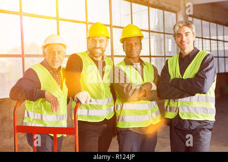 Multikulturelle Gruppe die Mitarbeiter als Team der Branche. Stockfoto