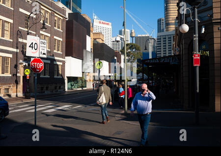 09.05.2018, Sydney, New South Wales, Australien - Menschen gesehen werden entlang einer Straße in Sydneys Viertel The Rocks. Stockfoto