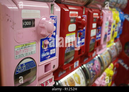 Bunte Gashapon capsule toy Automaten in Akihabara, Tokio, Japan Stockfoto