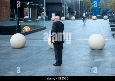 11.05.2018, Sydney, New South Wales, Australien - ein Mann im Anzug ist, am Telefon zu sprechen entlang Martin Place in Sydney Central Business District. Stockfoto