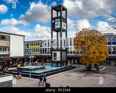 Stevenage neue Stadtzentrum - Clock Tower in Stevenage Stadtplatz Fußgängerzone errichtet, 1959 eröffnet. Grad II aufgeführt. Stockfoto