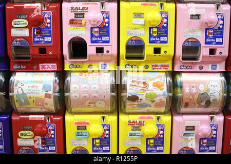 Bunte Gashapon capsule toy Automaten in Akihabara, Tokio, Japan Stockfoto