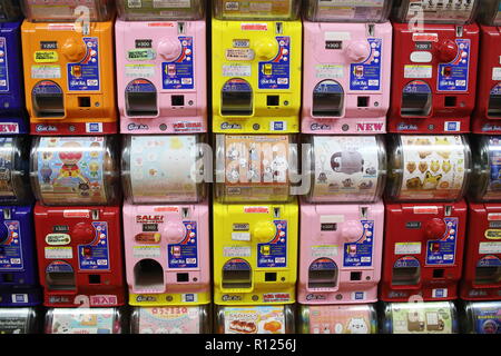 Bunte Gashapon capsule toy Automaten in Akihabara, Tokio, Japan Stockfoto