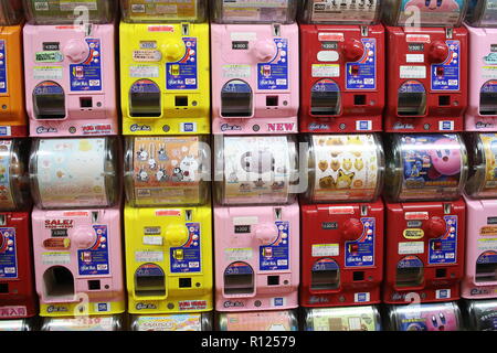 Bunte Gashapon capsule toy Automaten in Akihabara, Tokio, Japan Stockfoto