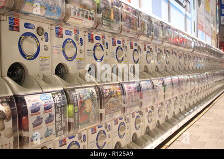 Gashapon capsule toy Automaten in Akihabara, Tokio, Japan Stockfoto