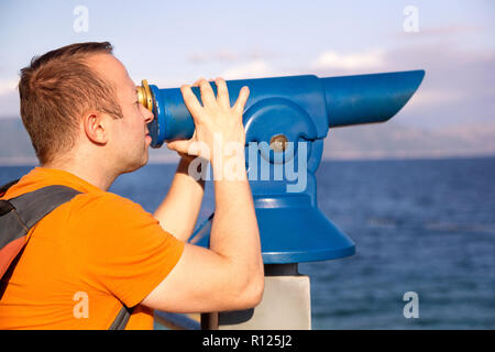 Man Touristen und Reisenden mit, Uhren und natürlichen Umwelt in Teleskop Teleskop am Strand der Adria, Mittelmeer/Panorama. Stockfoto