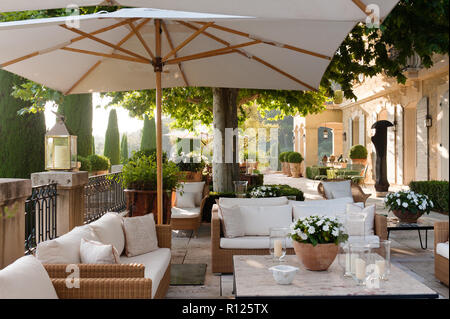 Sitzbereich auf luxuriöse Terrasse Stockfoto