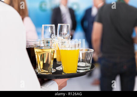 Nahaufnahme von einem Willkommenstablett mit Getränken von einem Kellner an einer Partei durchgeführt Stockfoto