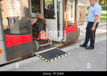 Wien, Rollstuhlrampe bei einer Straßenbahn vom Typ ULF Stockfoto