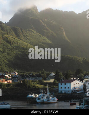 Schöne Landschaft des malerischen Hafen mit Fischerbooten und traditionelle norwegische Rorbuer in Stamsund, Lofoten, Norwegen Stockfoto