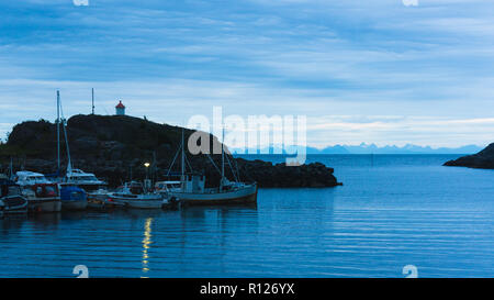 Schöne Landschaft des malerischen Hafen mit Fischerbooten und traditionelle norwegische Rorbuer in Stamsund, Lofoten, Norwegen Stockfoto