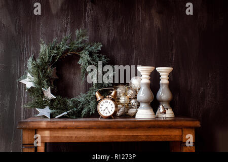 Uhr- und Weihnachtsdekorationen auf Tisch Stockfoto