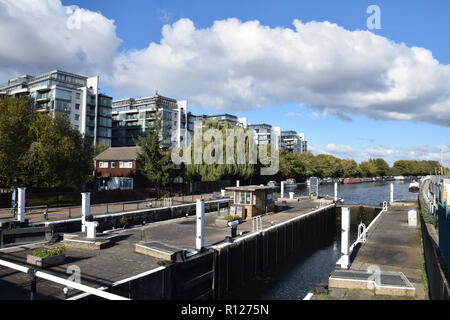 Fluss Lea Navigation, Tottenham Hale, London UK Oktober 2018 Stockfoto