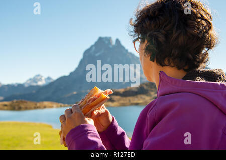 Eine Pause Kruste in den Pyrenäen mit dem Ossau die untere Spitze Stockfoto