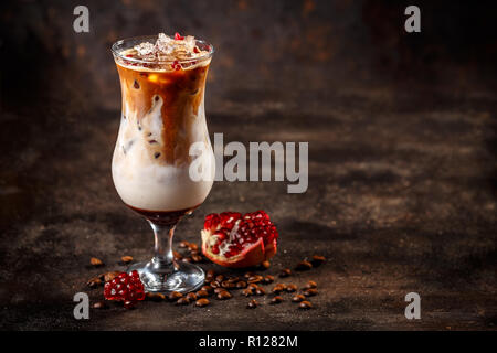 Iced Coffee Latte mit Granatapfel Sirup, Platz für Ihren Text Stockfoto