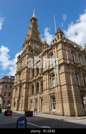 Sommer Blick auf das Äußere des Halifax Town Hall, klassischen Stil, Stein, denkmalgeschützte Gebäude Stockfoto