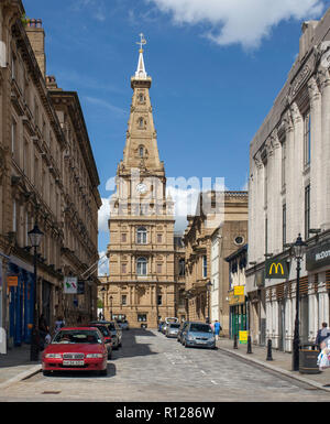 Sonnigen Sommer Blick auf den Turm und Kirchturm von Halifax Town Hall in West Yorkshire aus cornmarket gesehen Stockfoto