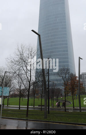 Die moderne Iberdrola Turm (Torre Iberdrola) skycraper in Bilbao, Baskenland, Spanien, in einer nebligen kalten Wintertag wie aus dem Baskenland Plaza gesehen Stockfoto