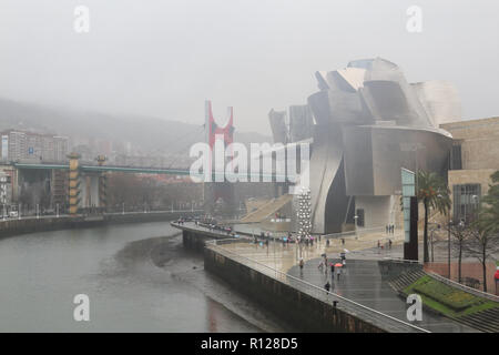 Das Guggenheim Museum und das La Salve Brücke neben der Ria del Fluss Nervion in Bilbao, Baskenland, Spanien, während eine regnerische und trübe Winter Tag Stockfoto