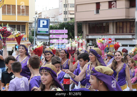 Der Moros Almohabenos Unternehmen Frauen mit Blumen auf einem Street Parade während der Mauren und Christen historische Reenactment in Orihuela, Spanien Stockfoto