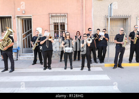 Der Moros Almohabenos Firma Band auf eine Street Parade während der Mauren und Christen (Moros y Cristianos) historische Reenactment in Orihuela, Spanien Stockfoto