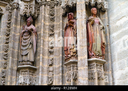 Statuen der gotische Puerta de Campanilla Eingangstür der Kathedrale von Sevilla, Spanien Stockfoto