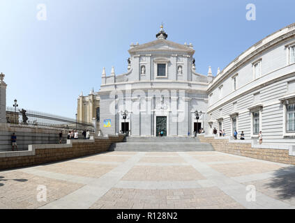 Einen Seiteneingang des neoklassischen, neo-gotischen und neo-romanischen römisch-katholische Kathedrale Almudena in Madrid, Spanien Stockfoto