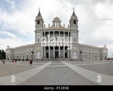 Der Haupteingang an der Plaza de la Armeria des neoklassischen, neo-gotischen und neo-romanischen römisch-katholische Kathedrale Almudena in Madrid, Spanien Stockfoto