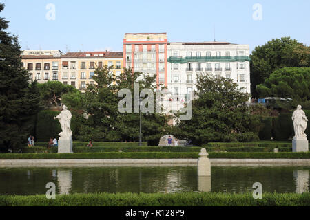 Die Sabatini Gärten (Jardines De Sabatini) Neben den Königspalast (Palacio Real) mit einigen künstliche Teiche und Statuen im Sommer, Madrid, Spanien Stockfoto