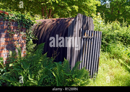 Anderson Schutz im Garten von Rhyd-Y-Auto Reihenhäuser, St. Fagans National History Museum/Amgueddfa Werin Cymru, Cardiff, South Wales. Stockfoto