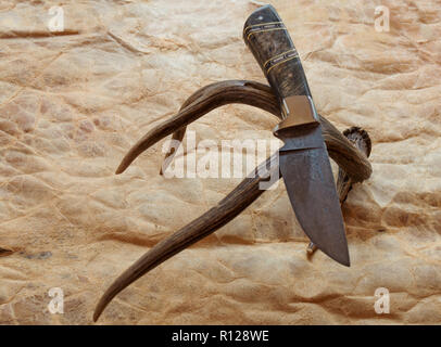 Ein feststehendes Messer Damast Messer angezeigt auf einem Hirsch Geweih und Zurück der Hirsche verbergen. Eine Schönheit mit dem Messer Sammler oder Jäger. Stockfoto