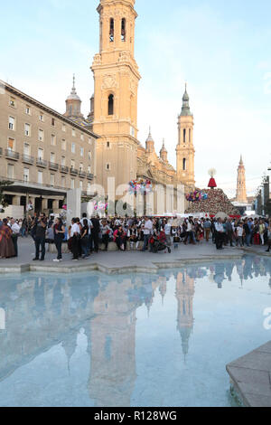 Die Hispanicity Brunnen (Fuente de la Hispanidad) und der pilar Kathedrale mit den Blumen, die Hügel in der Pilar in Pilar Festival 2018 Stockfoto